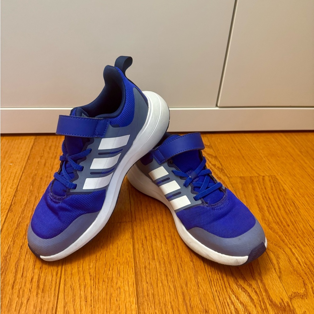 Adidas kid’s runfalcon running shoe for big boys.Size: 3
